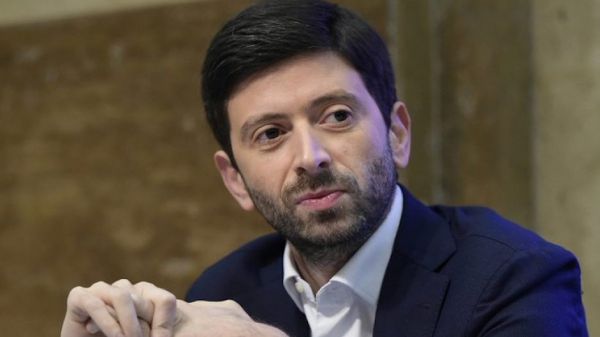 Coronavirus, ministro Speranza: "Italia meglio, ma non facciamoci illusioni"