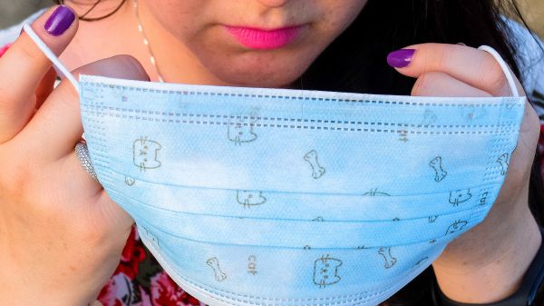 Coronavirus, oggi il nuovo dpcm: mascherine obbligatorie anche all'aperto e chiusure anticipate di locali