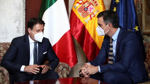 Covid, Conte sposa la linea del rigore, feste di Natale con cautela, la priorità è riaprire la scuola