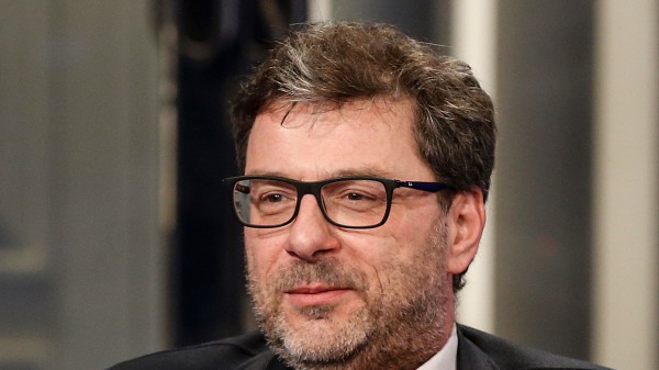 Covid, dal governo il ministro Giorgetti (Lega) propone il green pass per riaprire anche le discoteche