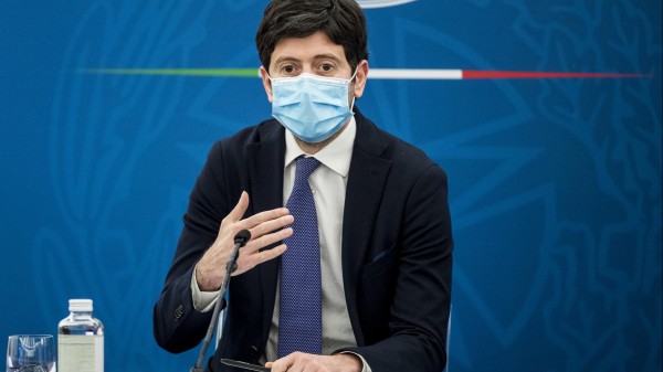 Covid, in Italia attenzione ma non allarmismo sulla variante Omicron; boom di vaccinazioni