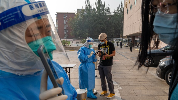 Covid: la Cina chiede imparzialità all’Oms, Bruxelles invita Pechino alla trasparenza sui dati