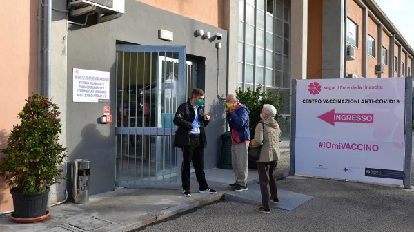 Covid, migliora la situazione in Italia. Fondazione Gimbe, da cinque settimane i casi continuano a scendere