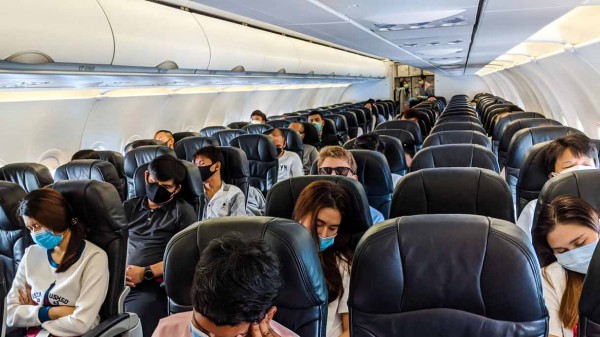 Covid, passeggero no-mask a bordo dell'aereo, volo Miami-Londra costretto a rientrare dopo il decollo