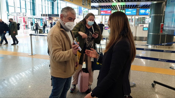 Covid, restano le mascherine per chi vola in aereo, dal 16 maggio sono obbligatorie per chi parte o arriva negli aeroporti italiani