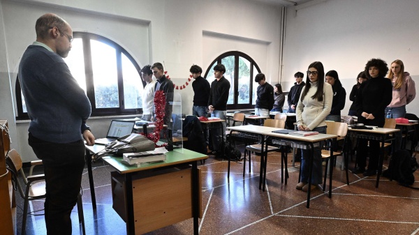 Crans Montana, oggi i funerali di cinque ragazzi italiani; un minuto di raccoglimento in tutte le scuole