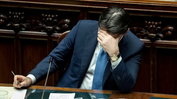 Crisi, il premier Conte alla fine domani rassegnerà le dimissioni, l’obbiettivo è un suo governo numero 3