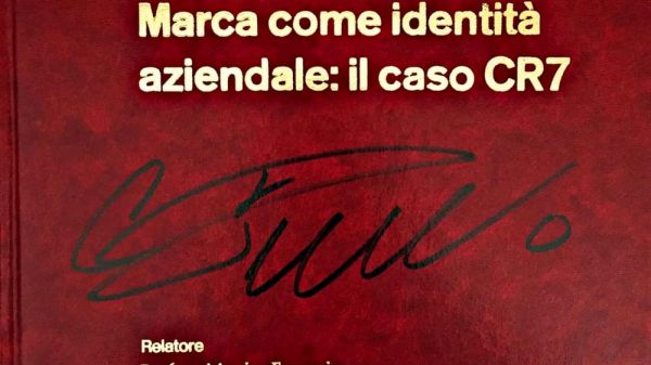 Cristiano Ronaldo autografa tesi sul brand CR7 di un giovane di Arezzo
