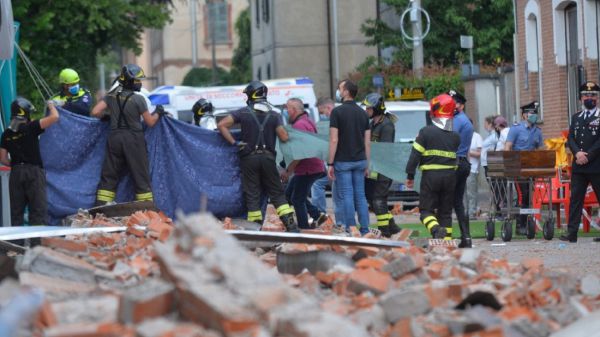 Crollo cornicione, parla il marito e padre delle vittime: "Ho visto un macello, sto male"