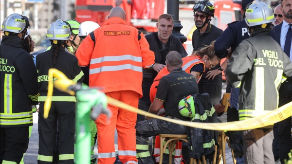 Crollo Torre dei Conti a Roma, il Prefetto: "L'operaio sotto le macerie è vivo"