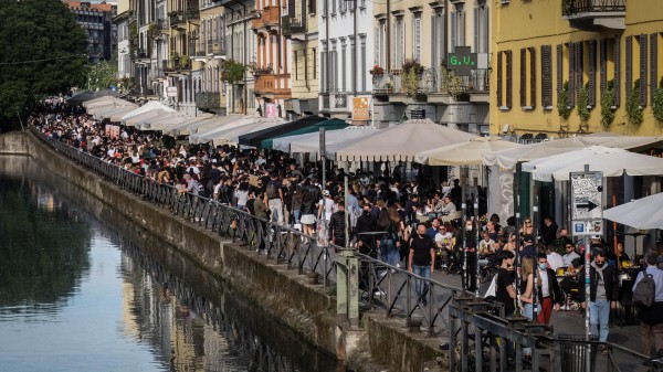 Da oggi 40,5 milioni di italiani sono in zona bianca; al ristorante al chiuso massimo in 6, feste con green pass