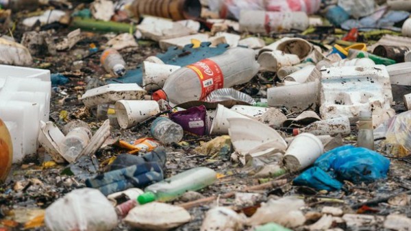 Da oggi l’Unione Europea mette al bando piatti e cannucce di plastica. Non si potranno più produrre e usare