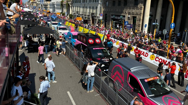 Dal rosso Valentino a Voghera, al rosa della corsa d’Italia che tinge le strade di Milano