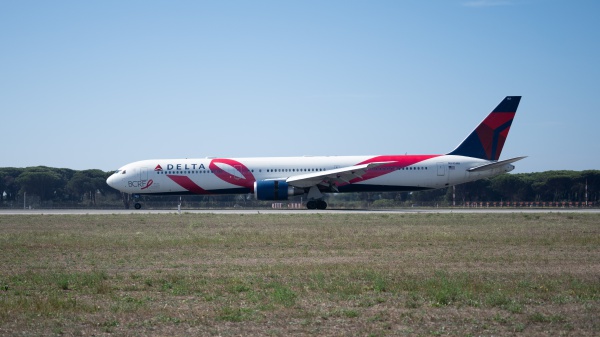 Ottobre rosa, all'Aeroporto di Roma Fiumicino arriva il Pink Plane di Delta, per la lotta al cancro al seno