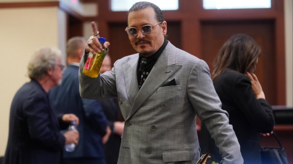 Depp-Heard: lei invoca il Primo Emendamento per un nuovo ricorso, lui suona in Italia