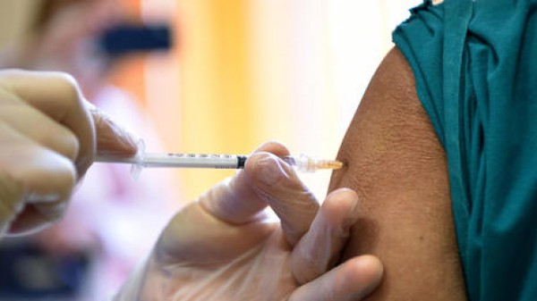 Dilaga la variante Omicron in Europa, allarme dell'Oms, la Germania verso la quarta dose