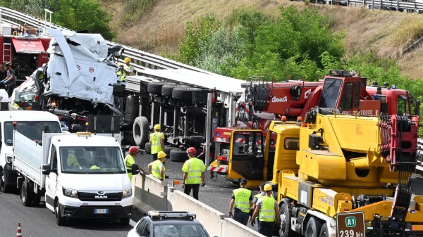 Disastro sulla A1, un camion salta la corsia, centrata una autombulanza, morti i viaggiatori