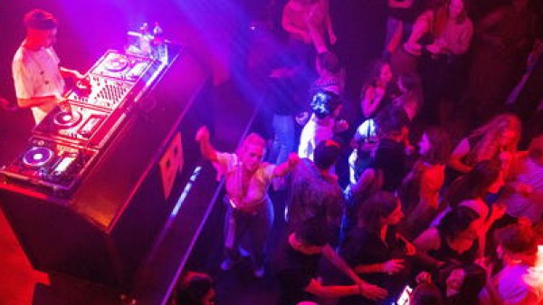 Discoteche, si va verso la riapertura, si entrerà con il Green Pass, ma in pista si può ballare senza mascherina