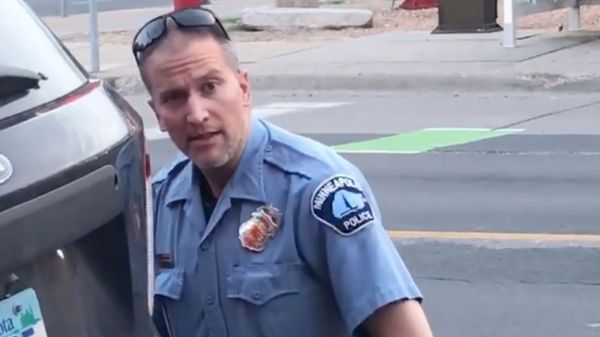 Discriminazioni dopo l’uccisione di Floyd: 8 agenti non possono accedere al piano del detenuto Derek Chauvin