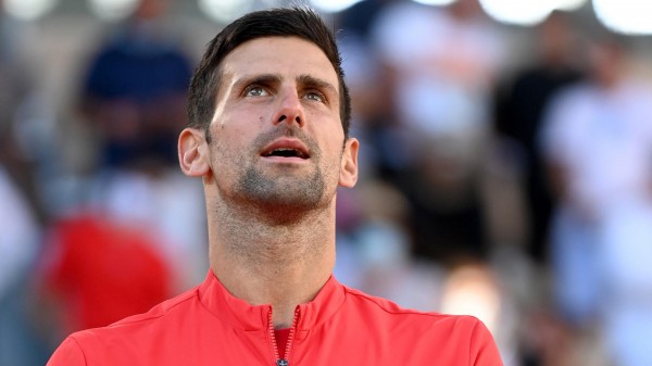 Djokovic trionfa al torneo parigino del Roland Garros, battuto in cinque set il greco Tsitsipas