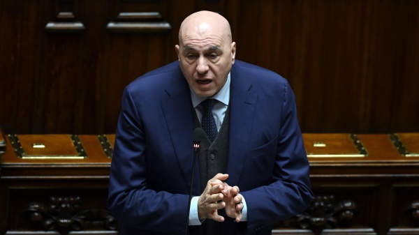 Dl Ucraina, a Montecitorio il governo pone la fiducia. Contro le armi a Kiev lo strano asse Vannacci-M5S-AVS