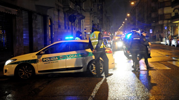 Dodicenne travolto da un furgone a Milano, è gravissimo. Investito un'altro bambino di 9 anni, il conducente non si è fermato