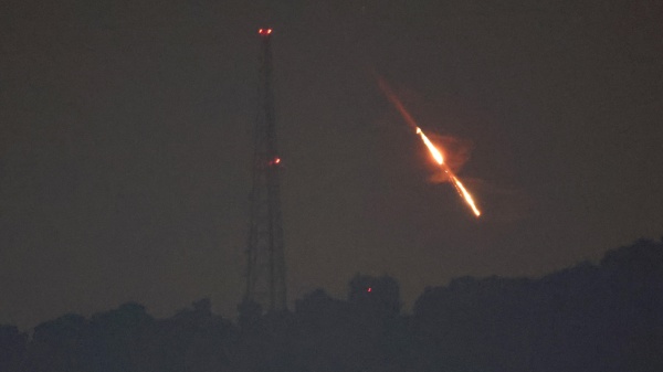 Dodicesimo giorno di guerra in Medio Oriente. I Pasdaran colpiscono basi e aeroporti nel Golfo. In Libano 735 mila sfollati