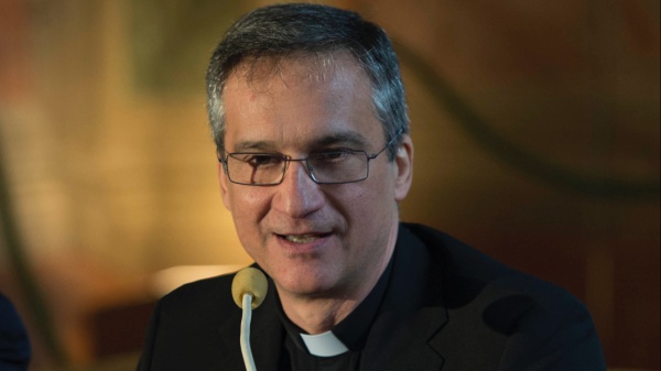 Don Dario Viganò a RTL 102.5: “Papa Francesco sta meglio grazie alla fisioterapia, presto tornerà a una vita normale”