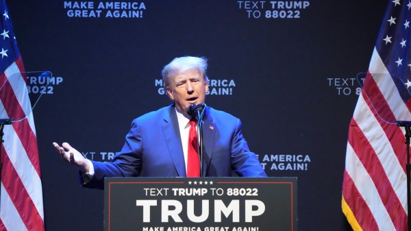 Donald Trump è stato incriminato, martedì potrebbe arrivare in tribunale. "Sono perseguitato"
