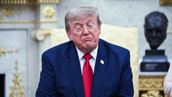 Donald Trump, accordi commerciali al posto della tassa del 20% per Hormuz