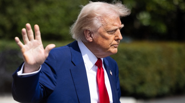 Donald Trump spaventa l'Ue con la minaccia di dazi al 50%. Nuova mossa per costringere Bruxelles a capitolare?