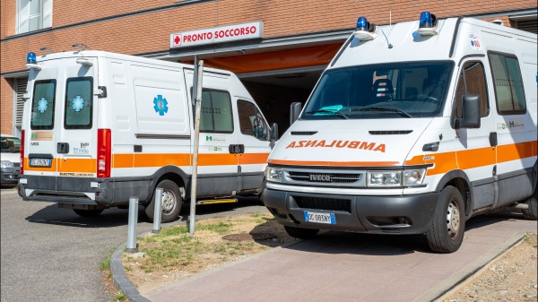 Donna accoltellata in un'area di sosta dell'A1 vicino a Firenze, ricercato l'ex marito