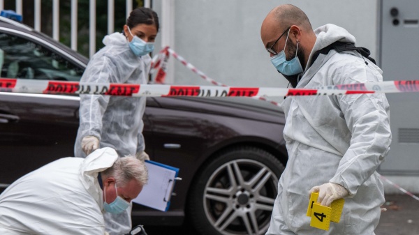 E' morta la donna accoltellata dall'ex marito in strada a Milano. Ora l'accusa è di omicidio aggravato