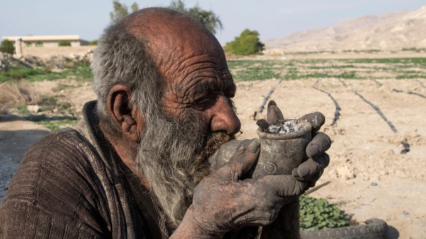 E' morto l'uomo più sporco del mondo, era un eremita, viveva in Iran e non si lavava da cinquanta anni