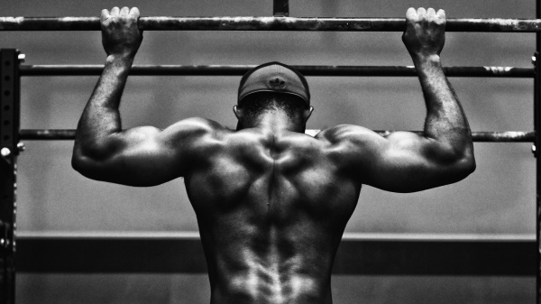 "Effetto TikTok" sui maschi che sognano un fisico scolpito, uno studio lancia un vero e proprio allarme. Ecco cosa c'è da sapere