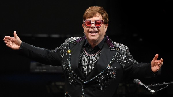 Elton John deve operarsi, rinviato il tour d’addio del cantante. Si farà nel 2023