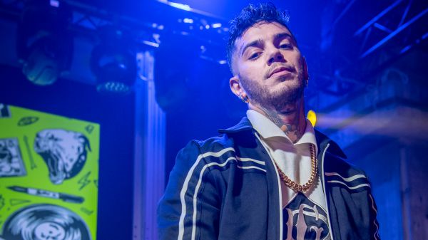 Emis Killa in collegamento con RTL 102.5: “Non manca molto per sentire i miei nuovi lavori”