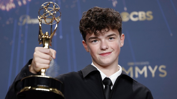 Emmy Award 2025, Adolescence porta a casa 6 statuette. The Pitt e The Studio sono le migliori serie dell’anno
