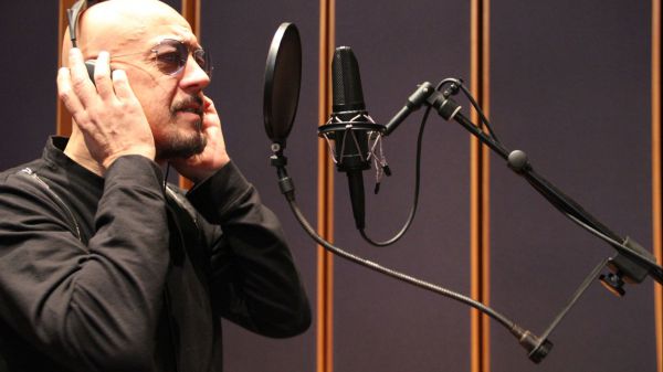 Enrico Ruggeri in collegamento con RTL 102.5: “Negli anni la Partita del Cuore ha raccolto quasi 100 milioni”