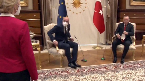 Erdogan e Michel seduti e von der Leyen in piedi durante la visita in Turchia, il video scatena le polemiche