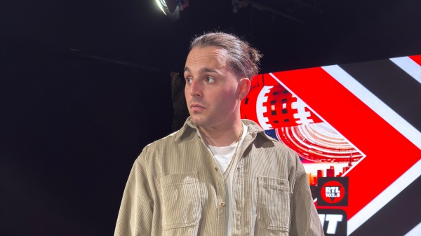 Ernia a RTL 102.5: “Le mie canzoni sono il mio modo di dire ciò che tengo dentro. Nel disco ci sono feat con alcuni degli artisti che ascoltavo da ragazzino e sono felice di avere collaborato con loro”