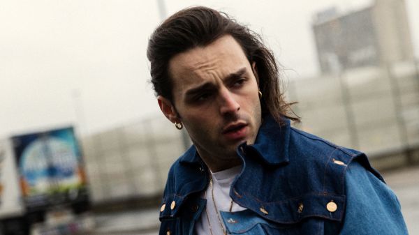 Ernia a RTL 102.5: "Sono cresciuto col rap italiano, fare l'omaggio a Puro Bogotà è stata una figata"