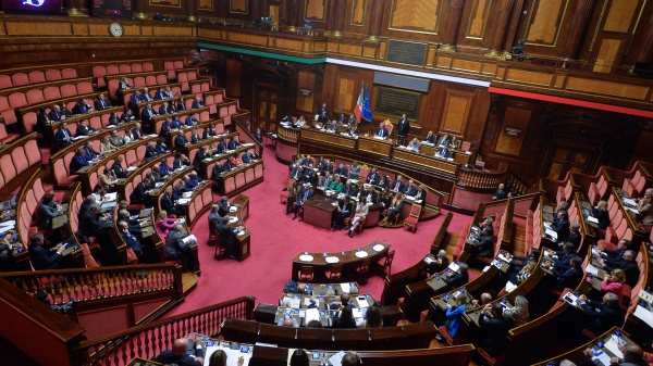 Esecutivo, rinvio sul Mes (e le opposizioni lasciano la Commissione) e sui tre scaglioni dell’Irpef