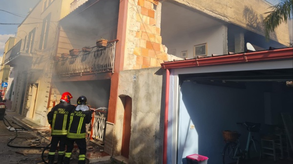 Esplosione nel barese, individuati tra le macerie i corpi dei due anziani che vivevano nella villetta in cui è esplosa una bombola di gas