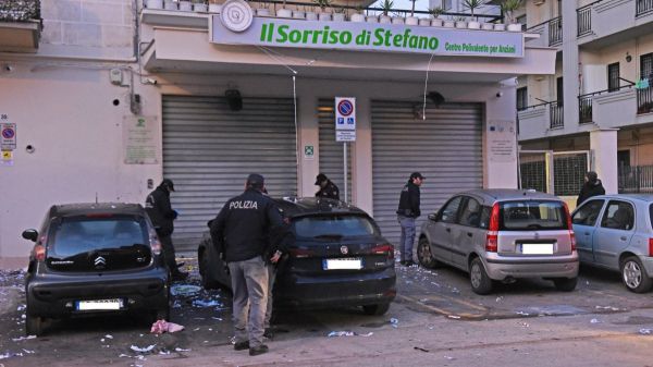 Foggia, bomba contro centro anziani, Conte, Stato non abbassa testa