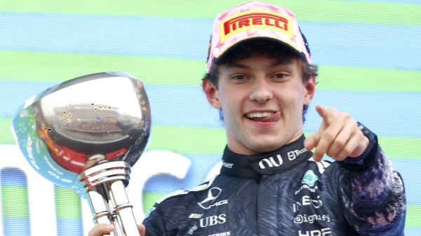 Formula 1, Kimi Antonelli trionfa in Giappone e vola in testa al Mondiale con un’impresa da record