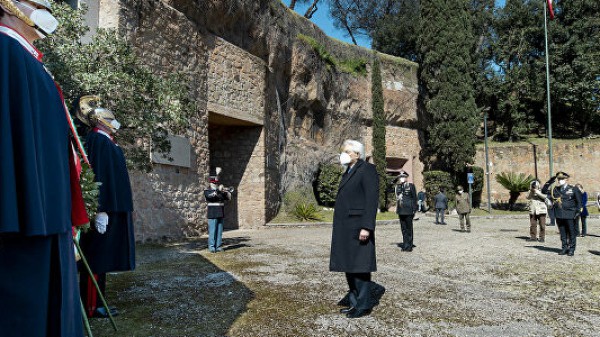 Fosse Ardeatine, 77 anni fa a Roma l'eccidio nazista, la commozione di Sergio Mattarella