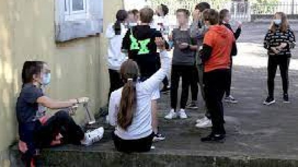 Foto ritoccate di professori e compagni e insulti sessisti. Sospesi 300 alunni di una scuola media nel cuneese
