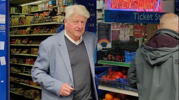 Fotografato in un negozio senza mascherina, il padre del premier britannico Boris Johnson ignora le regole anti-covid