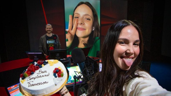 Francesca Michielin festeggia il compleanno a RTL 102.5: «Mettete in freezer la torta per quando verrò in studio»